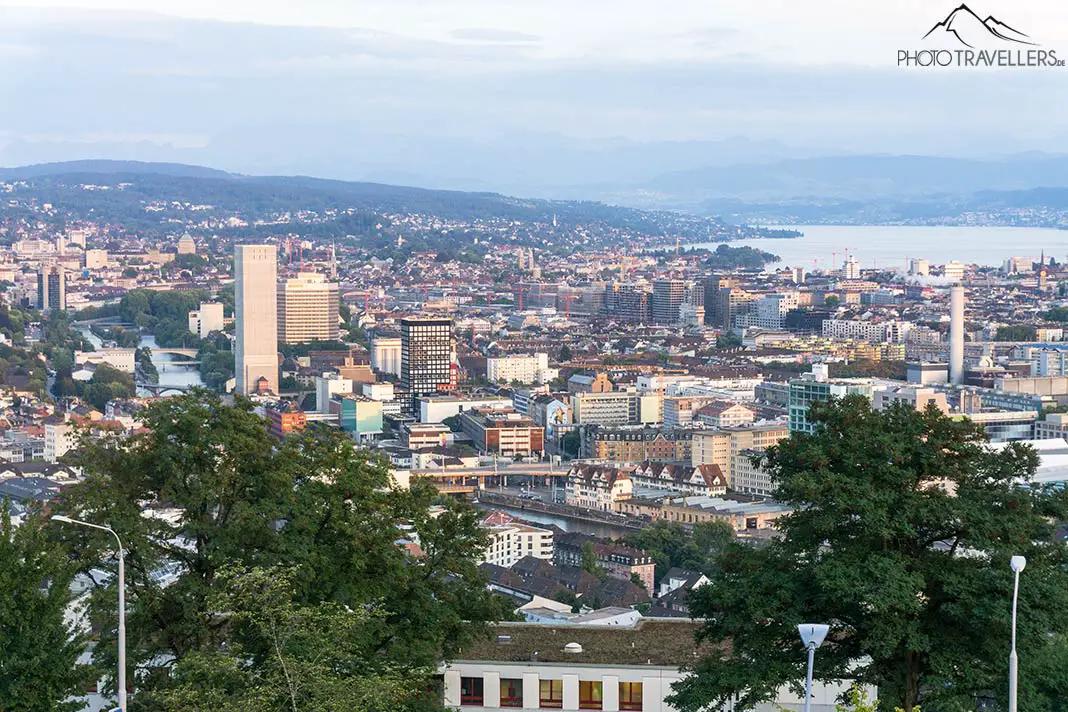 Der Blick vom Käferberg auf Zürich