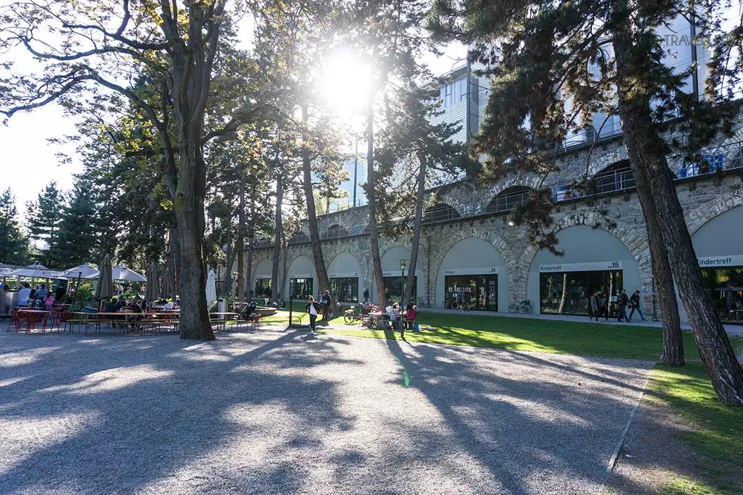 In dem Viadukt befinden sich kleine Geschäfte