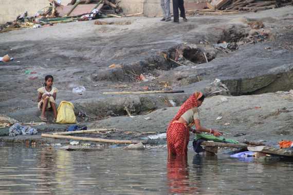 paseo en barca al amanecer por el rio ganges en varanasi