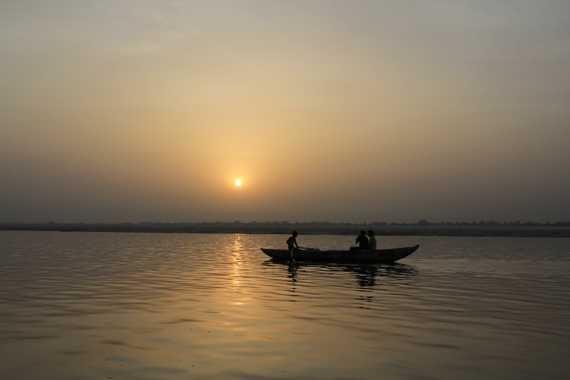 paseo en barca al amanecer por el rio ganges en varanasi