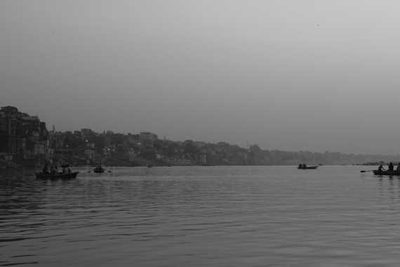 paseo en barca al amanecer por el rio ganges en varanasi