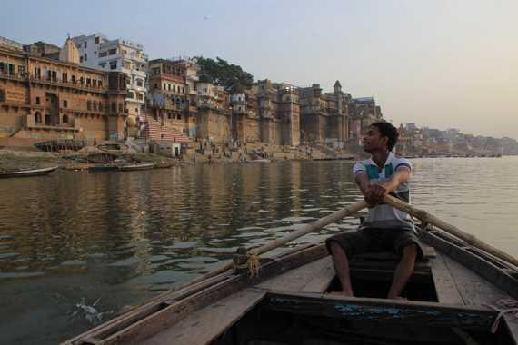 paseo en barca al amanecer por el rio ganges en varanasi