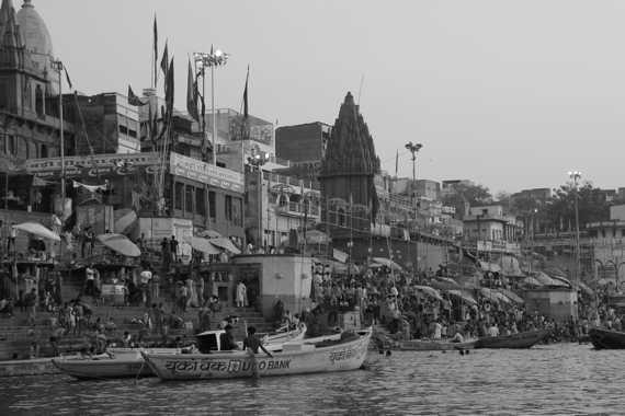 paseo en barca al amanecer por el rio ganges en varanasi