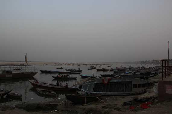 amanecer en el rio ganges en varanasi